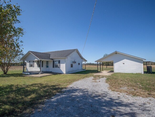 Building Photo - Country Setting Home