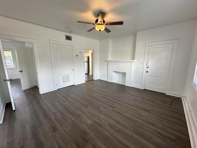 Building Photo - 215 S Seacrest Blvd