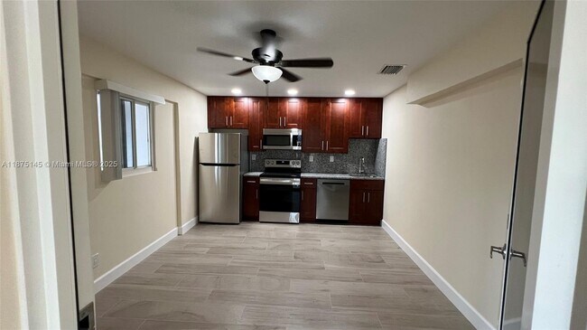 Building Photo - 2559 NE 10th Ct