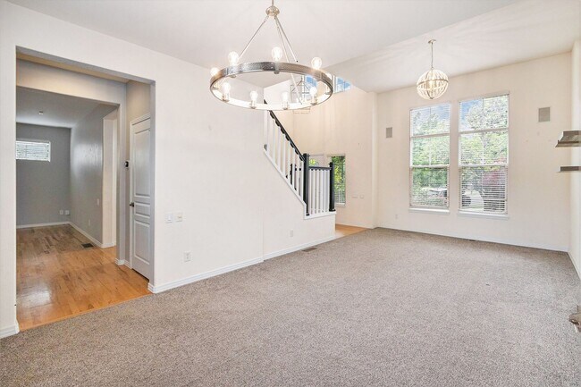 Foto del edificio - Welcome to this beautifully maintained 4-bedroom, 4-bath home with a dedicated office space