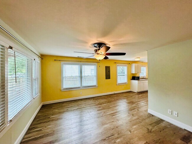 Foto del edificio - PARK AVENUE - 4 BEDROOM - AVAILABLE APRIL 2026 - Students Welcome!