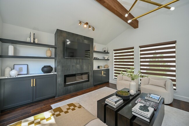 Foto del edificio - 4627 Turf Valley Dr