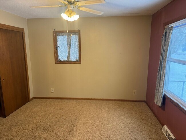 Foto del edificio - 3 BR / 1 BA Home w/ Fenced Backyard & 2-Car Garage in Spring Lake Park!