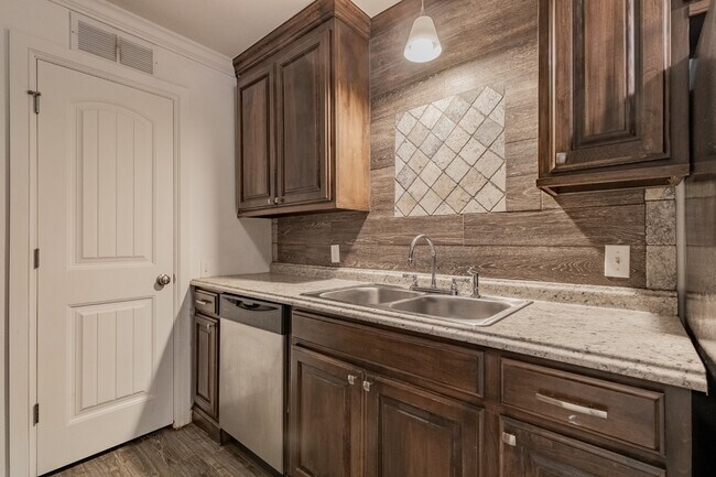 Foto del edificio - 319 E Edwards St