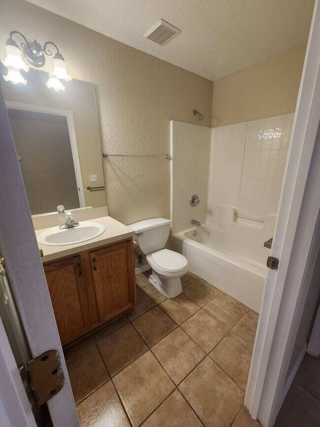 Foto del edificio - Three Bedroom Two Bath - Auburndale