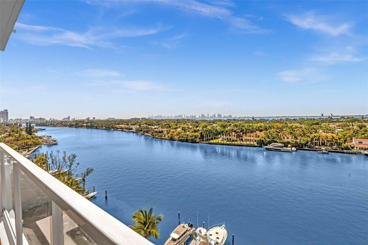 Primary Photo - 5600 Collins Ave