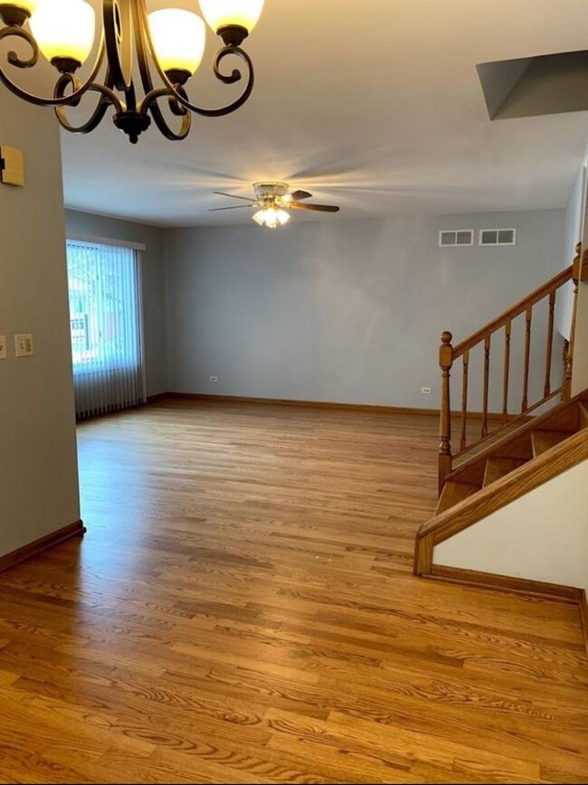 Building Photo - 5S731 Meadow Lake Ct