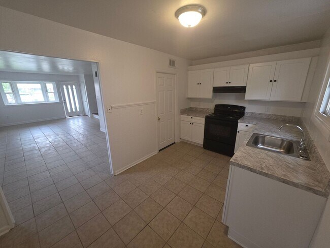 Foto del edificio - 66 Thorn Ln