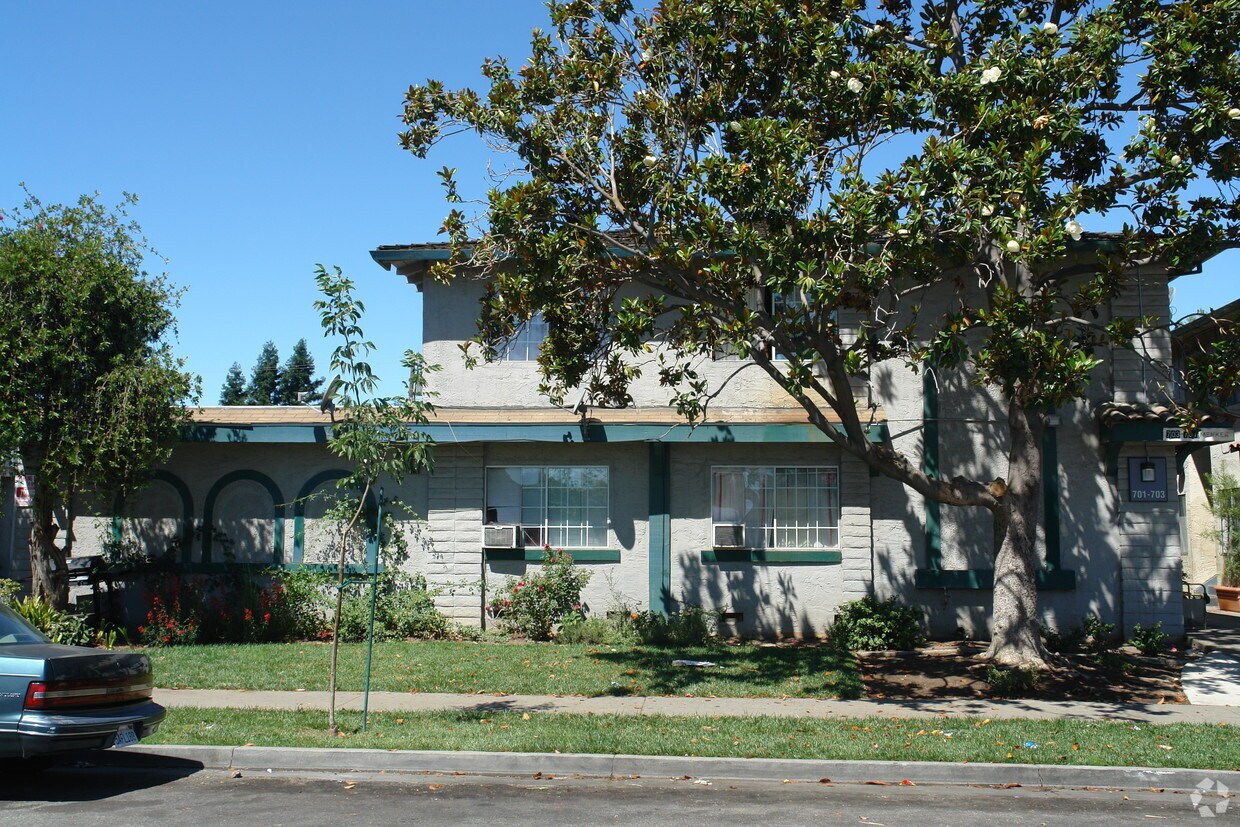 Building Photo - 701-703 Menker Ave