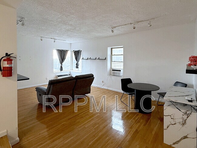 Foto del edificio - 19-31 Lyons Ave #612