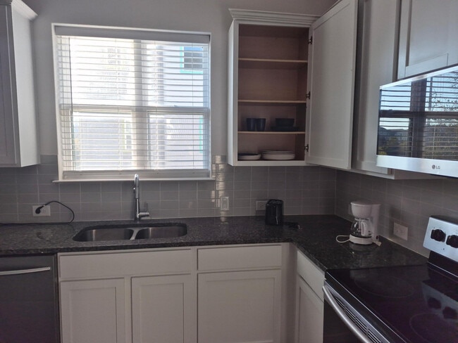 Foto del edificio - Room in Townhome on Leo Ln