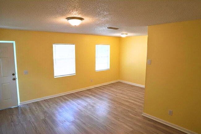 Foto del edificio - 7190 Conant Ave