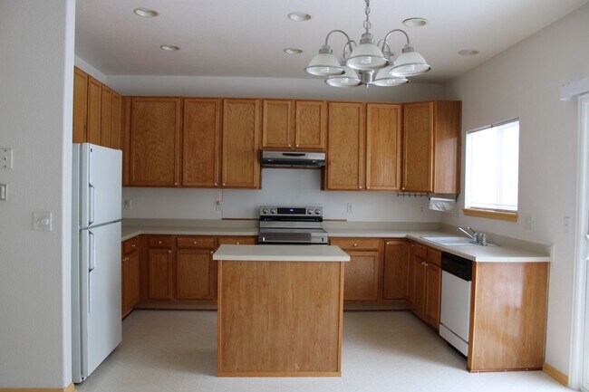 Building Photo - 4 Bedroom Home in Superior Available Now!