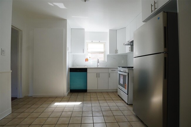Building Photo - 203-12 42nd Ave