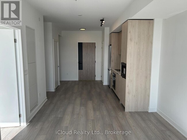 Building Photo - 1007 The Queensway