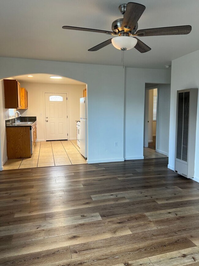 Foto del edificio - UPDATED 3 BEDROOM HOUSE WITH LARGE BACKYARD!