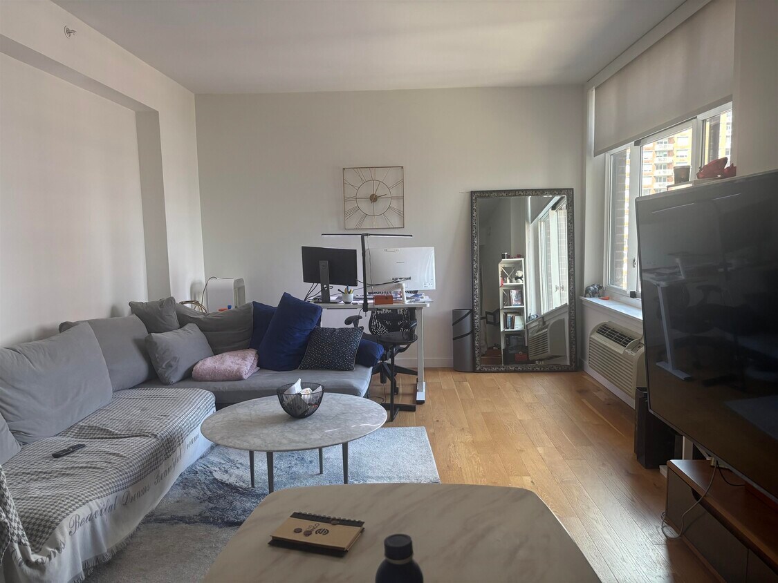 Primary Photo - 110 1st St
