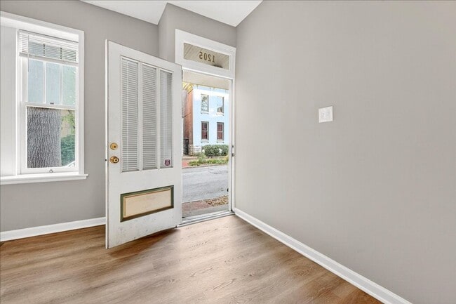 Foto del edificio - Her Name is Michelle