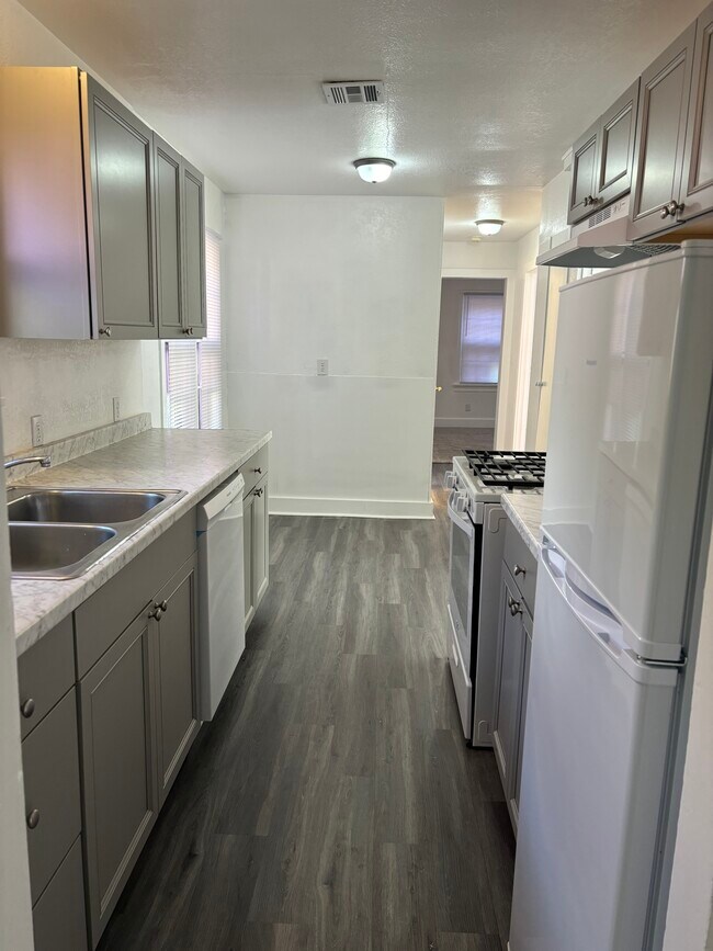 Kitchen - 236 S Lowry St