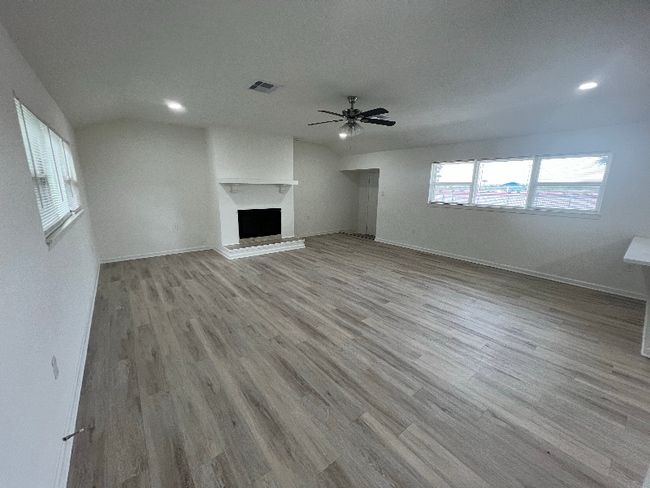 Building Photo - 1 10th Ave N