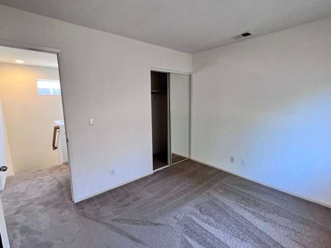 Foto del edificio - Newer Single Family Home in gated Union City