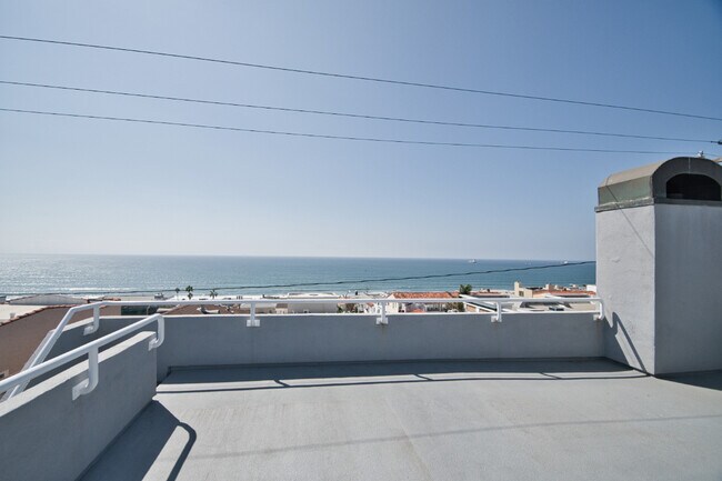 Foto del edificio - 3220 Crest Dr