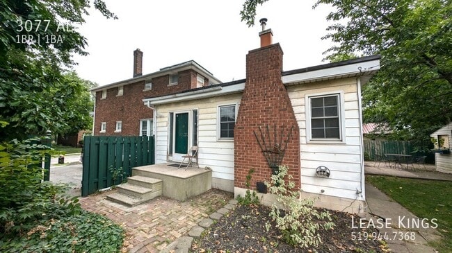 Building Photo - Large 1 Bed 1 Bath Unit Within Walking Dis...