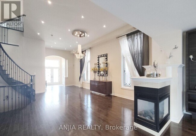 Building Photo - 19 Savona Pl