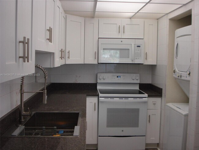 Foto del edificio - 10000 NW 80th Ct