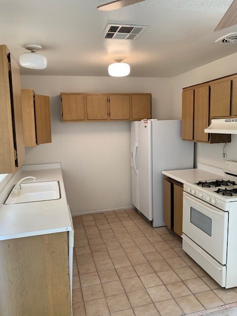 Building Photo - 2 bedroom townhouse Nellis/Charleston 1425/mo