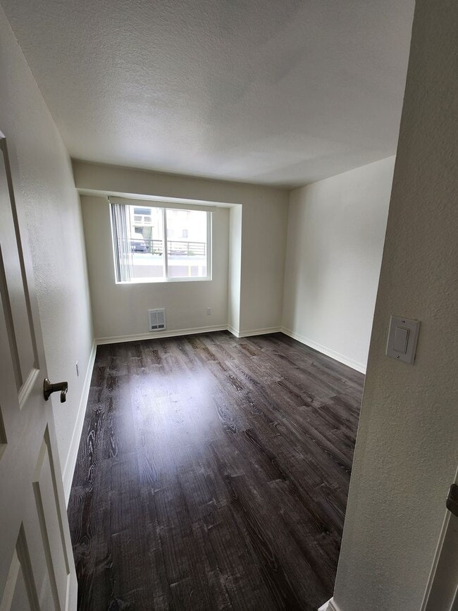 Foto del edificio - Available Now! Updated 2 bed condo in Central location, utilities included!