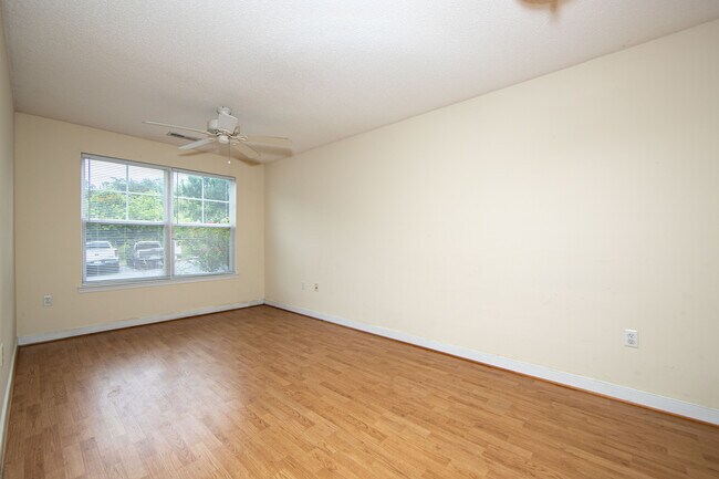 Family Room - 1517 Woodland Ct