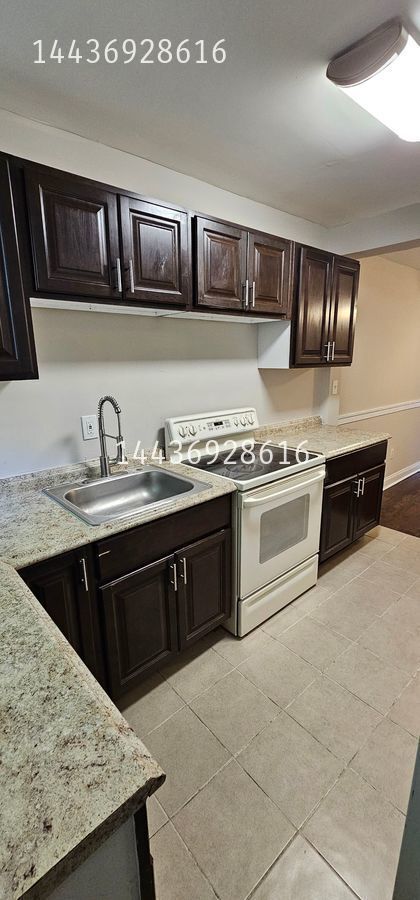 Building Photo - 2044 Hollins St