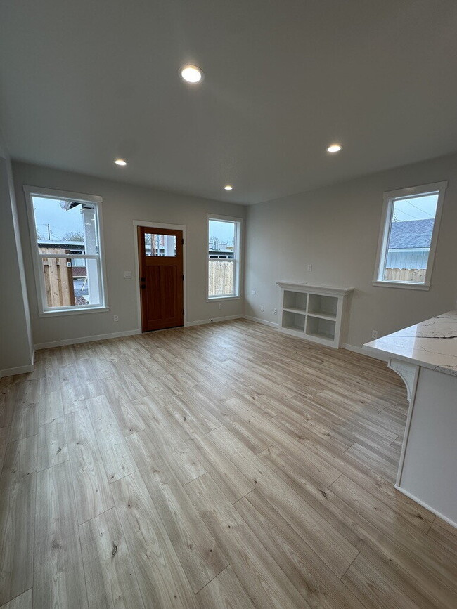 Foto del edificio - New, Bright 2-Bedroom Duplex in Montivilla...