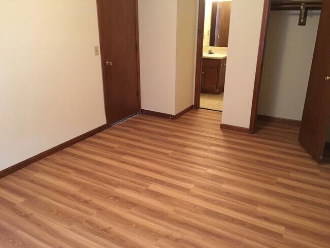 Building Photo - Cozy 3 bed 2.5 bathroom