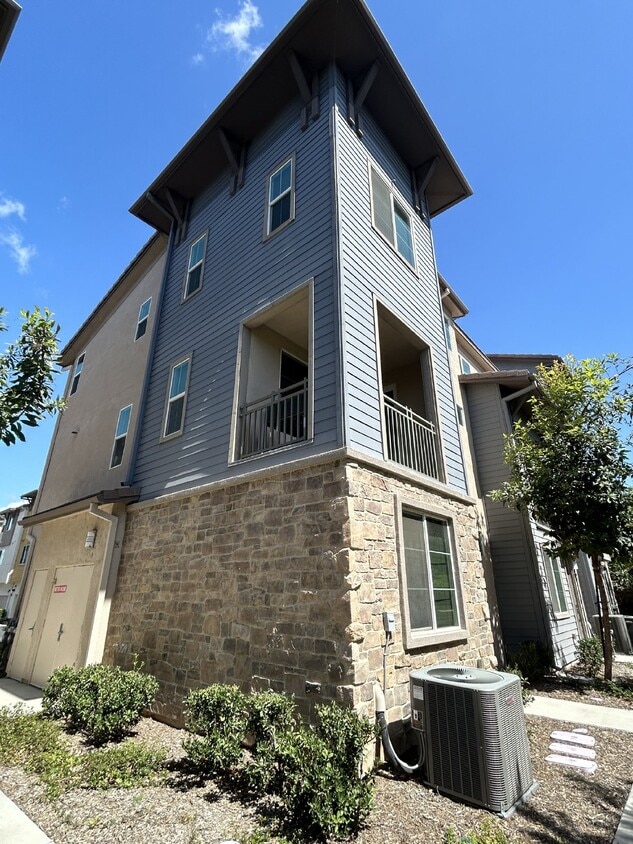 Primary Photo - Gorgeous Townhome with Garage