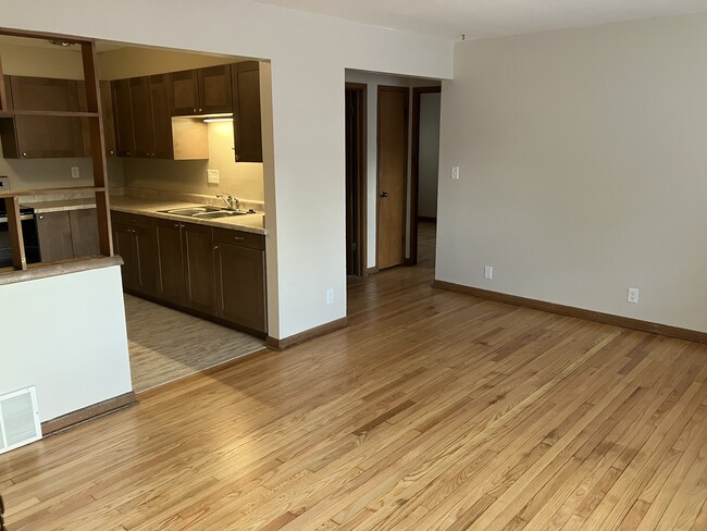 Building Photo - 3050 W Fardale Ave