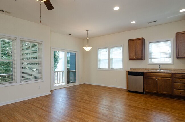 Building Photo - 705 3rd Ave Ext