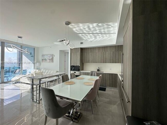 Foto del edificio - 17550 Collins Ave