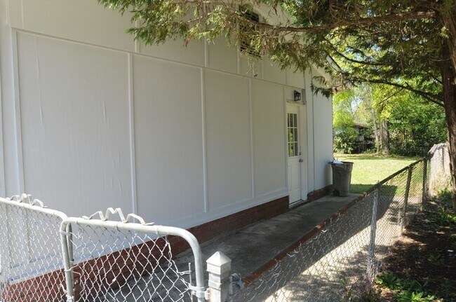 Building Photo - 3/4 Bedroom 1 Bathroom East Columbus