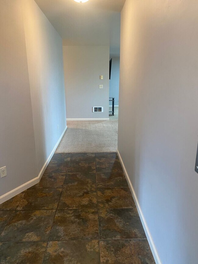 Foto del edificio - 2BR/2B -first floor corner apartment