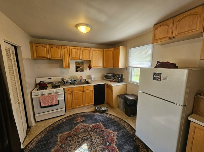 Building Photo - Sun-Filled 2 Bedroom Home with a Welcoming Layout