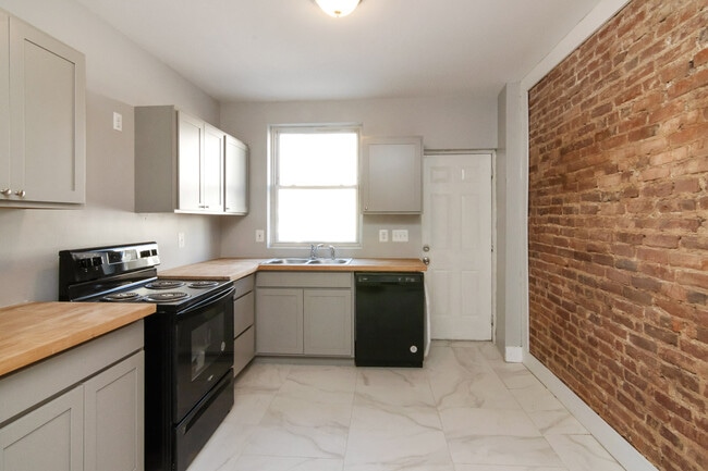 Building Photo - 410 N Robinson St