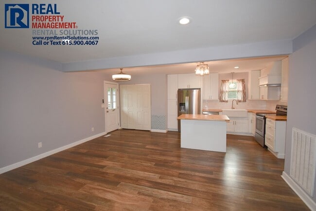 Building Photo - *PENDING* Great 3 bd 2.5 ba with fenced in...