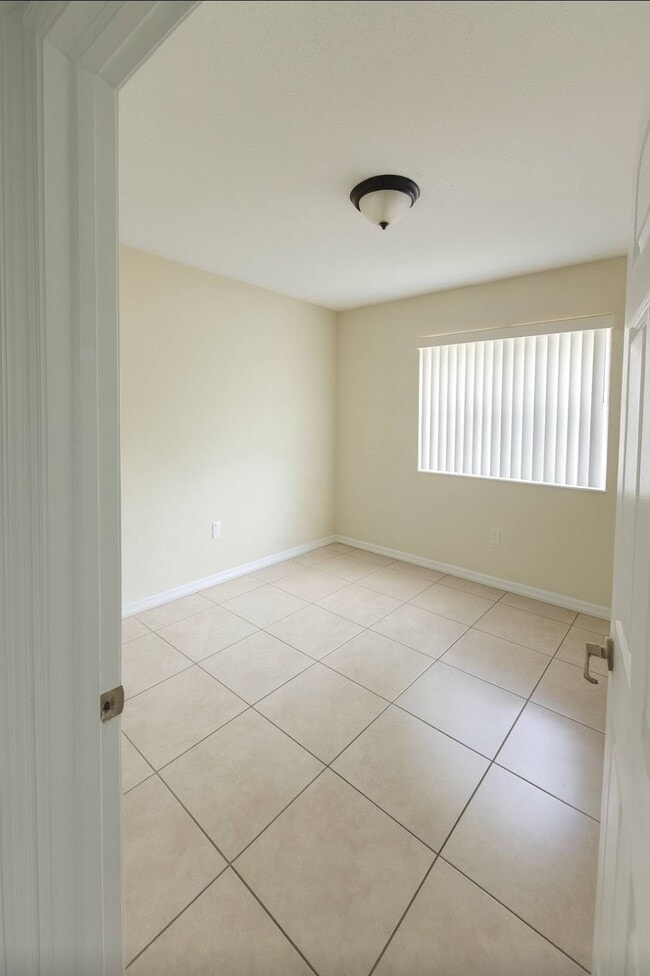 Foto del edificio - 3372 SW 24th St