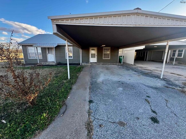 Building Photo - 605 E Alameda St