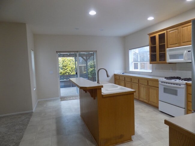 Building Photo - Gorgeous Three Bed Two Bath With RV Area a...