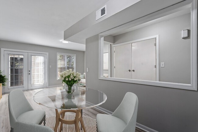 Foto del edificio - Beautifully Renovated Townhouse Near Downtown Clayton