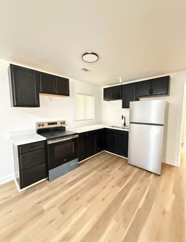 Building Photo - Spacious 4-Bedroom Home for Rent