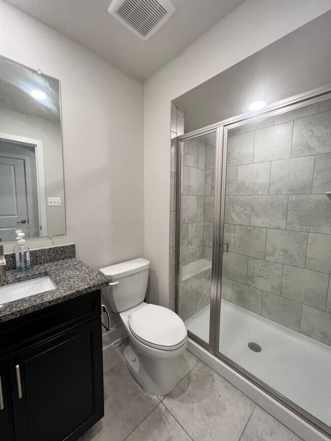 Building Photo - Amazing 3 Full BR & 1 Additional Room/3.5 ...